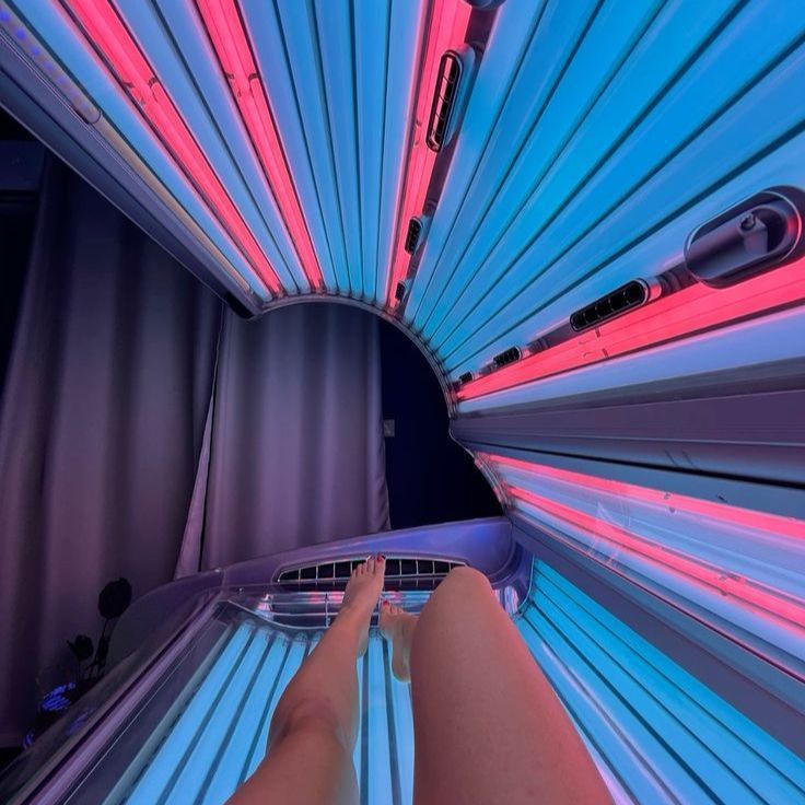 Neonowe lampy solarium w kolorze różu i błękitu