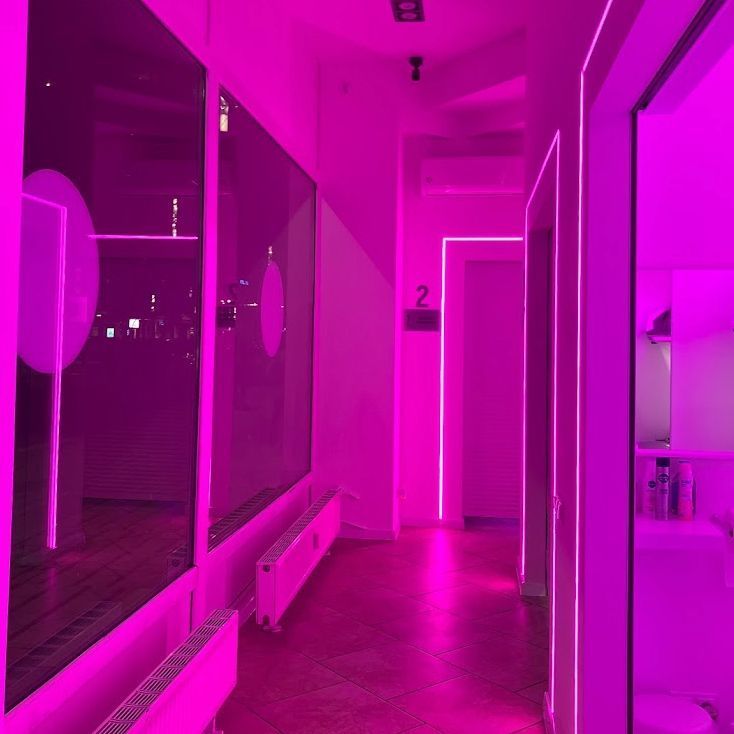 Neonowy korytarz z kabinami solarium w salonie PIK Poznań