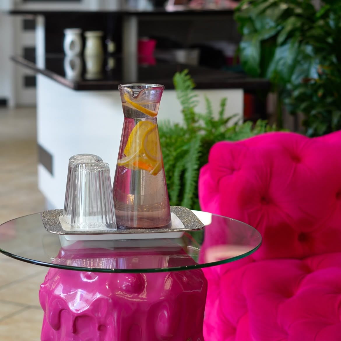 Strefa relaksu w salonie PIK - woda z cytrusami i różowy fotel