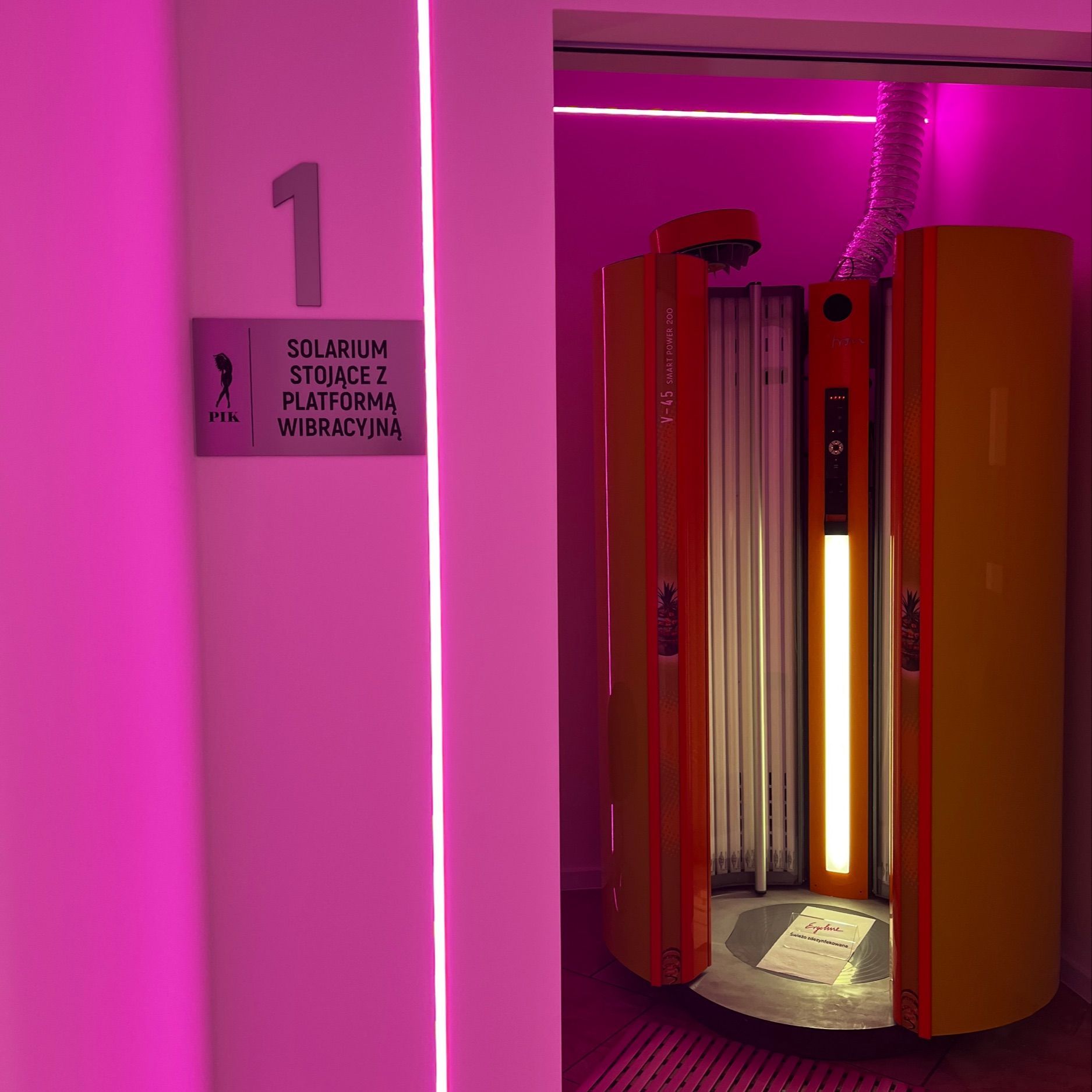 Kabina 1 - solarium stojące Ergoline z platformą wibracyjną