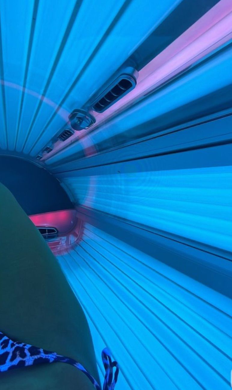 Wnętrze solarium w intensywnym niebieskim świetle