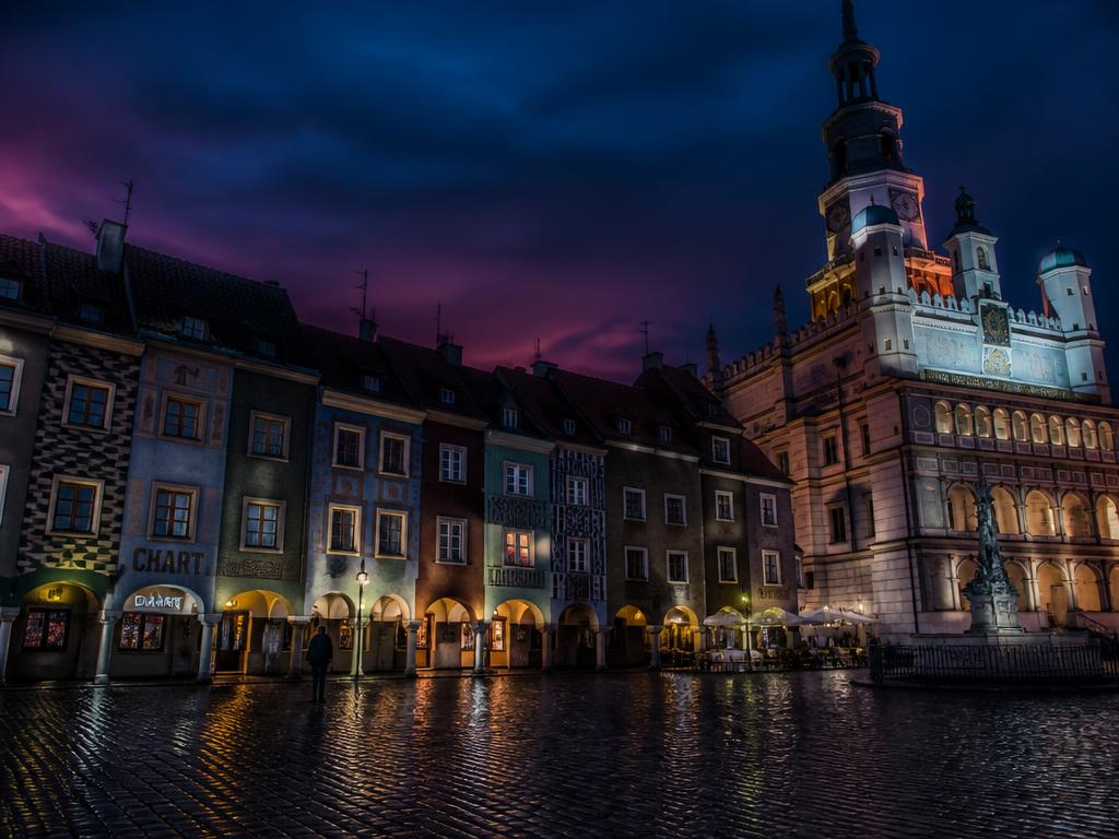 Nocna panorama Starego Rynku w Poznaniu